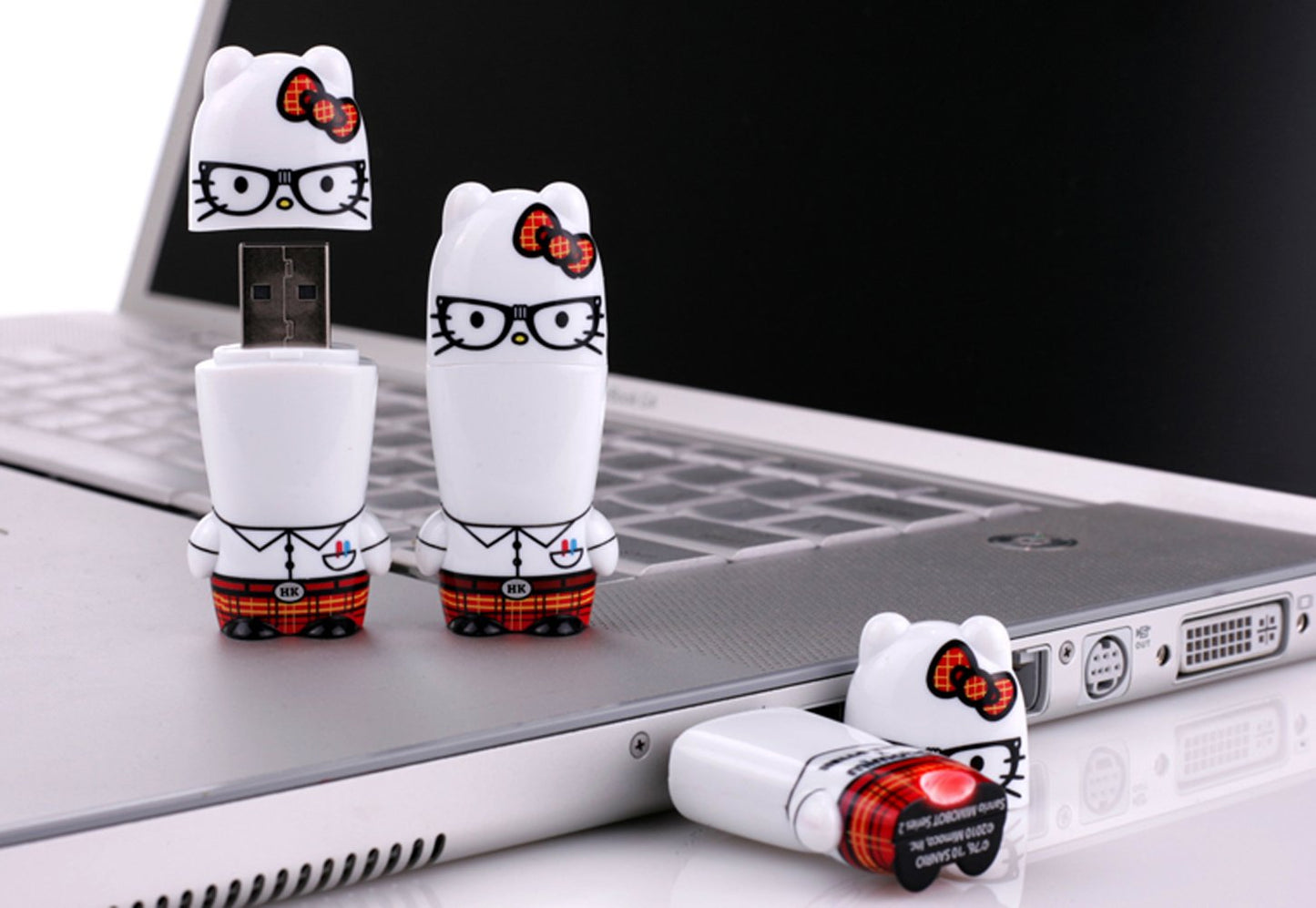 Mimobot X Hello Kitty "Nerd" USB Flash Drive Capacity: 2 GB